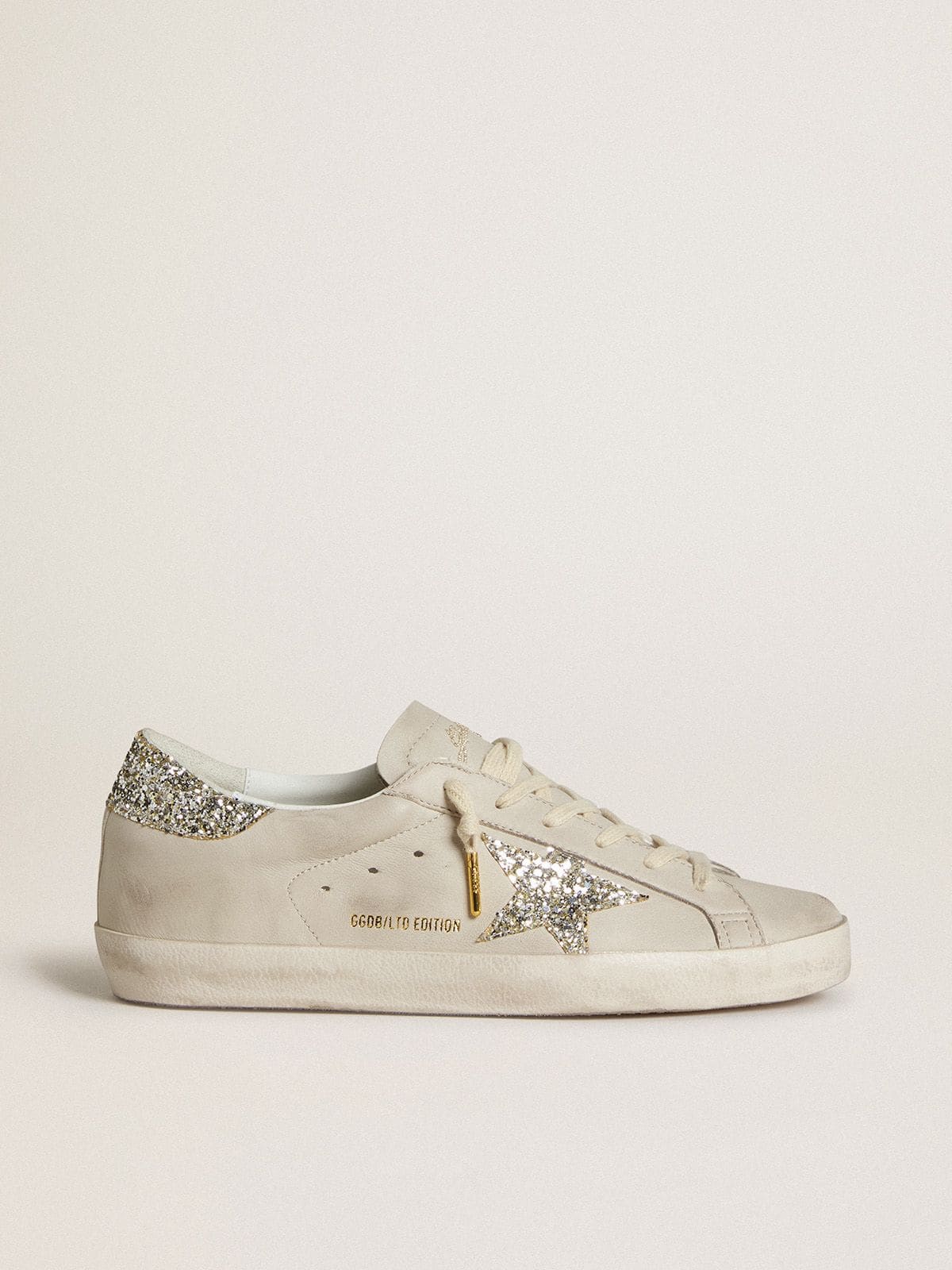 Super-Star LTD aus elfenbeinfarbenem Nappaleder mit Stern und Absatz in Platin-Glitzeroptik