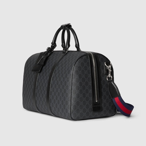Mittelgroße schwarze GG Supreme-Reisetasche aus schwarzem GG Supreme-Stoff