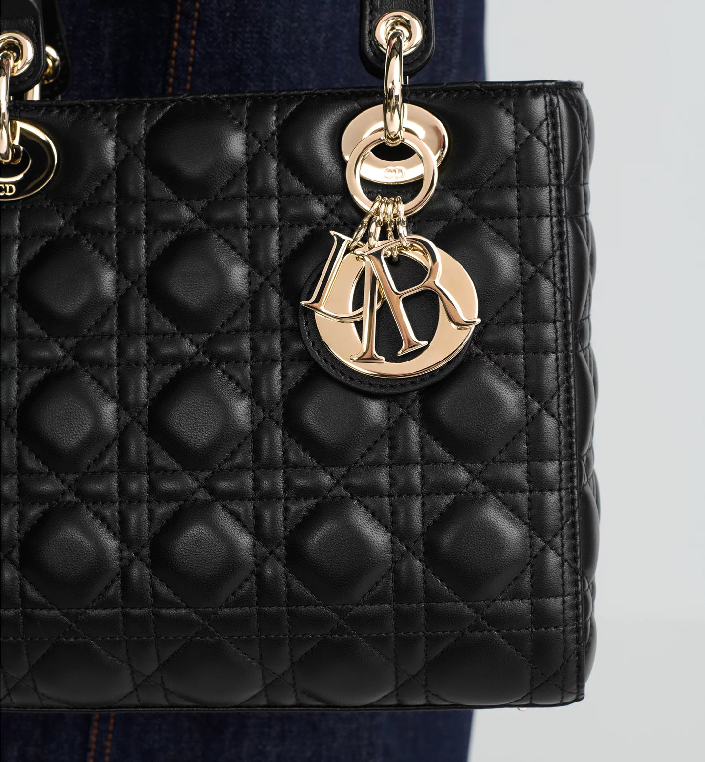 Große schwarze Lady Dior Tasche