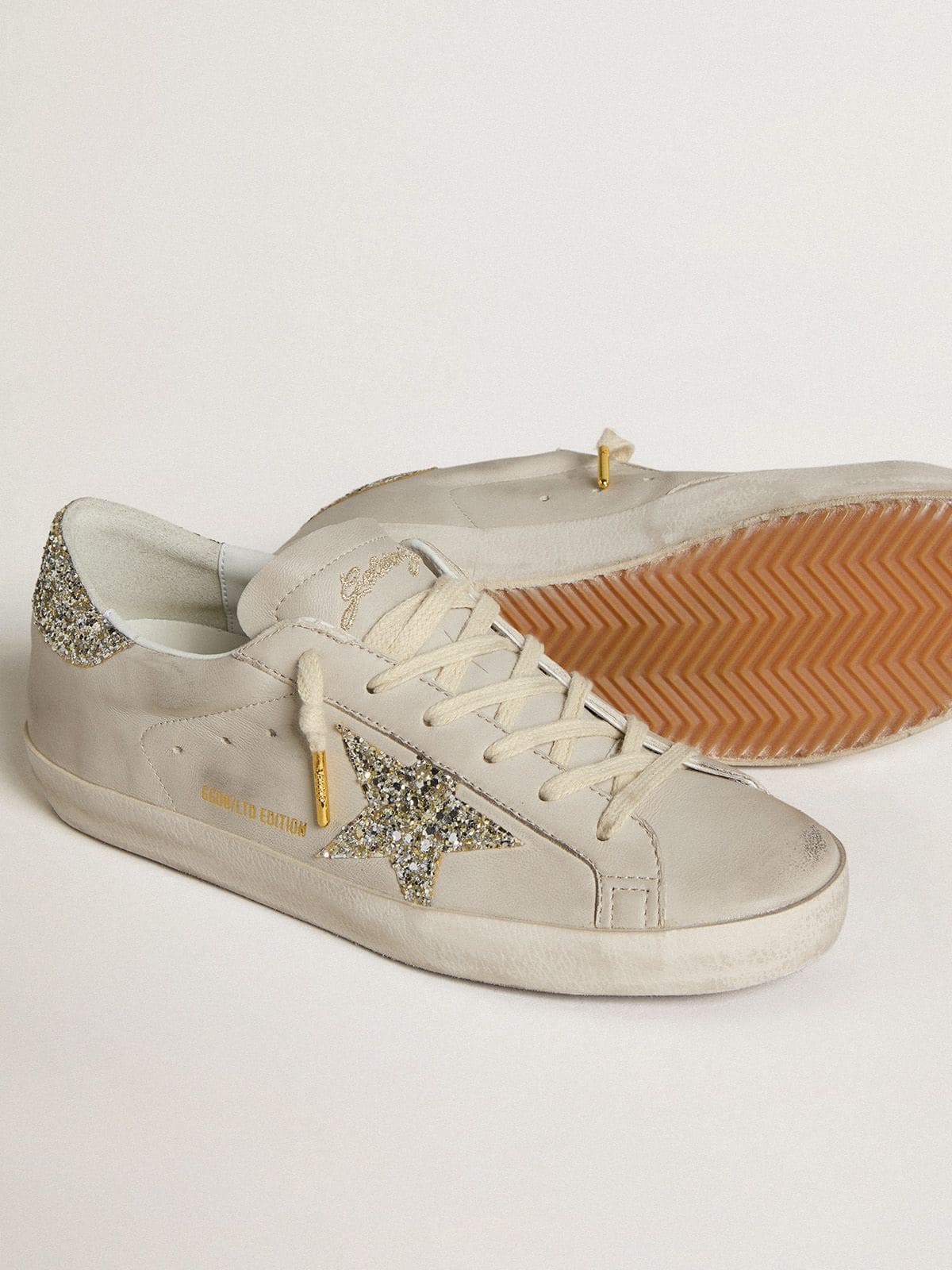 Super-Star LTD aus elfenbeinfarbenem Nappaleder mit Stern und Absatz in Platin-Glitzeroptik