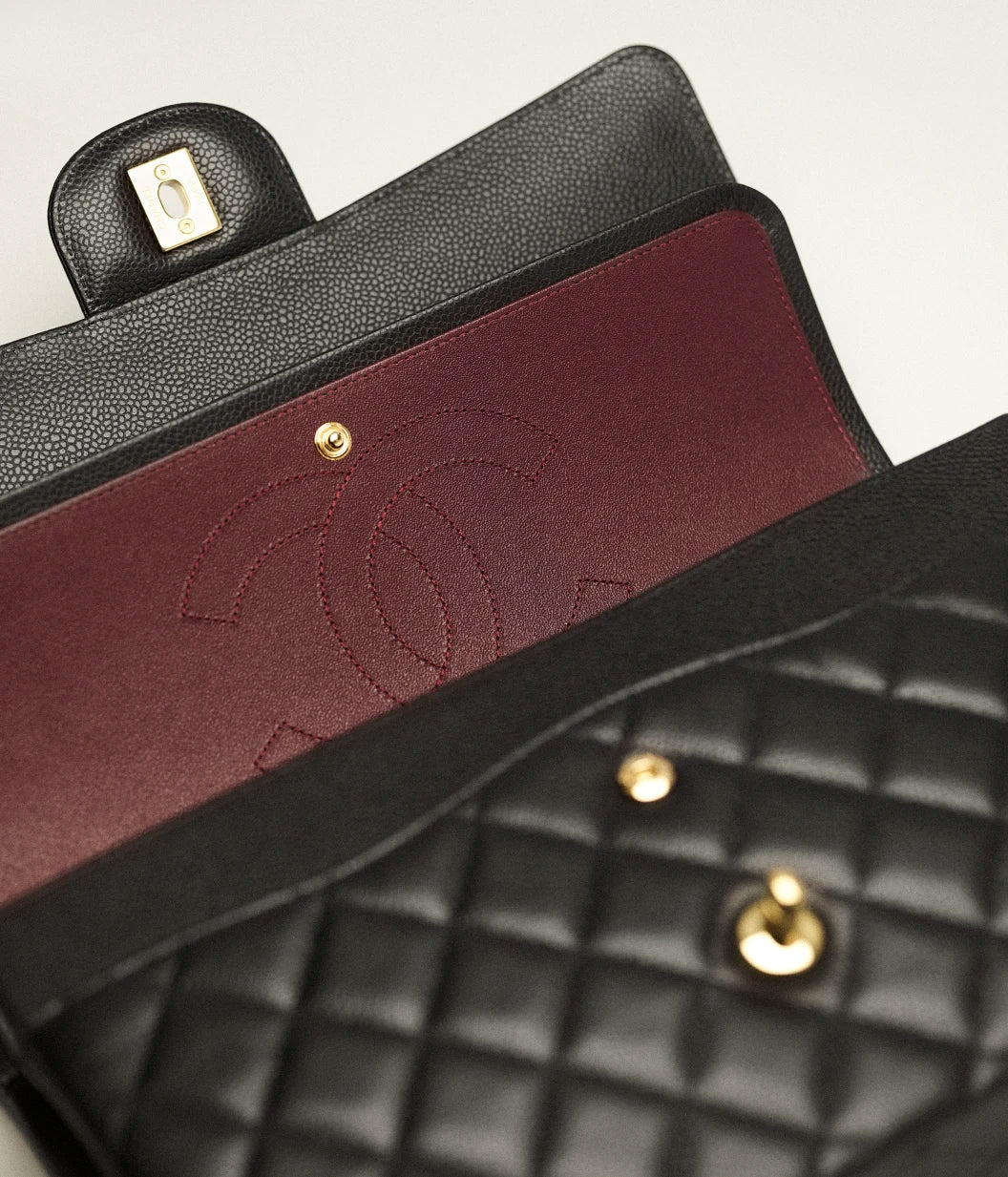 Klassische große schwarze Tasche