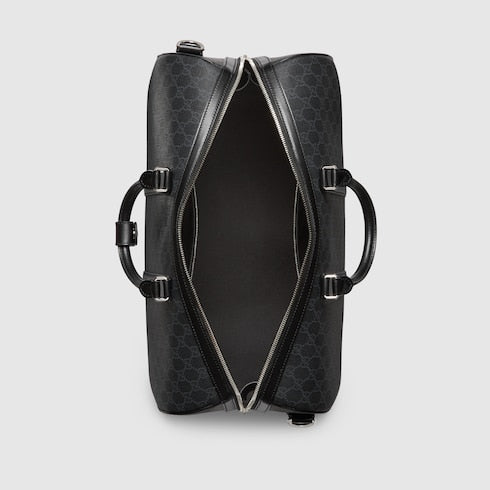 Mittelgroße schwarze GG Supreme-Reisetasche aus schwarzem GG Supreme-Stoff
