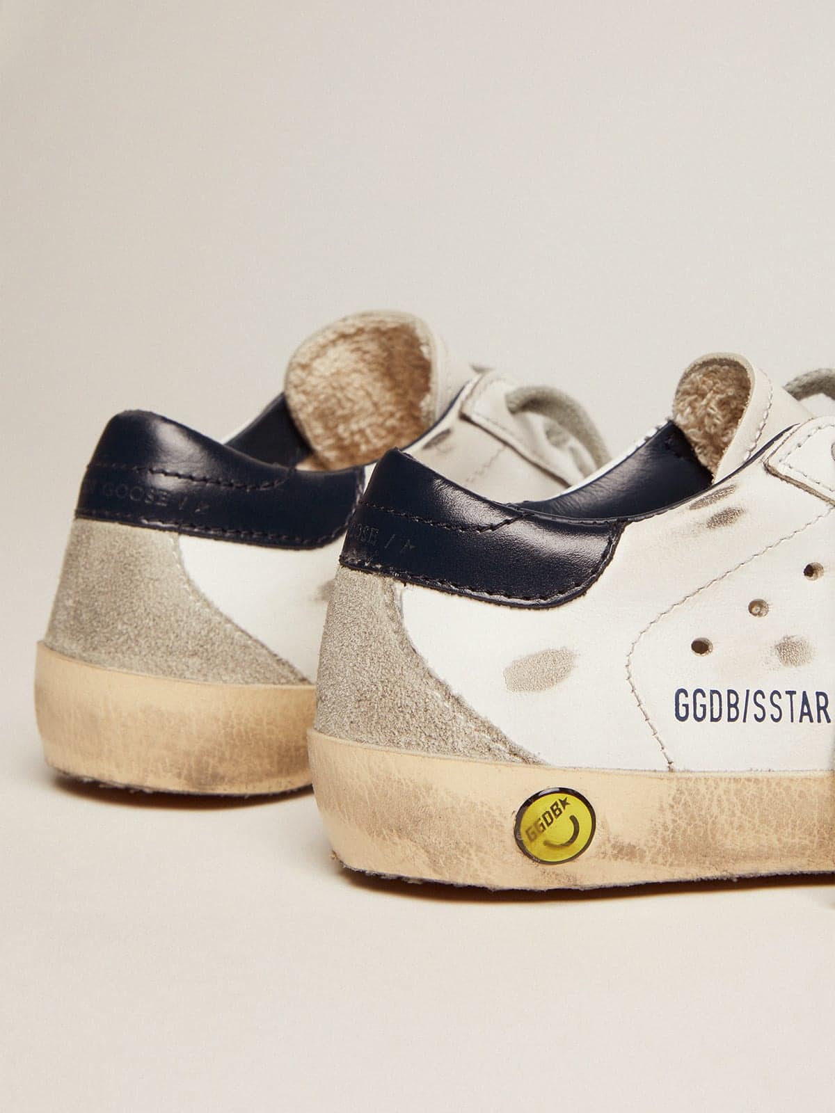 Super-Star Young mit Wildlederstern