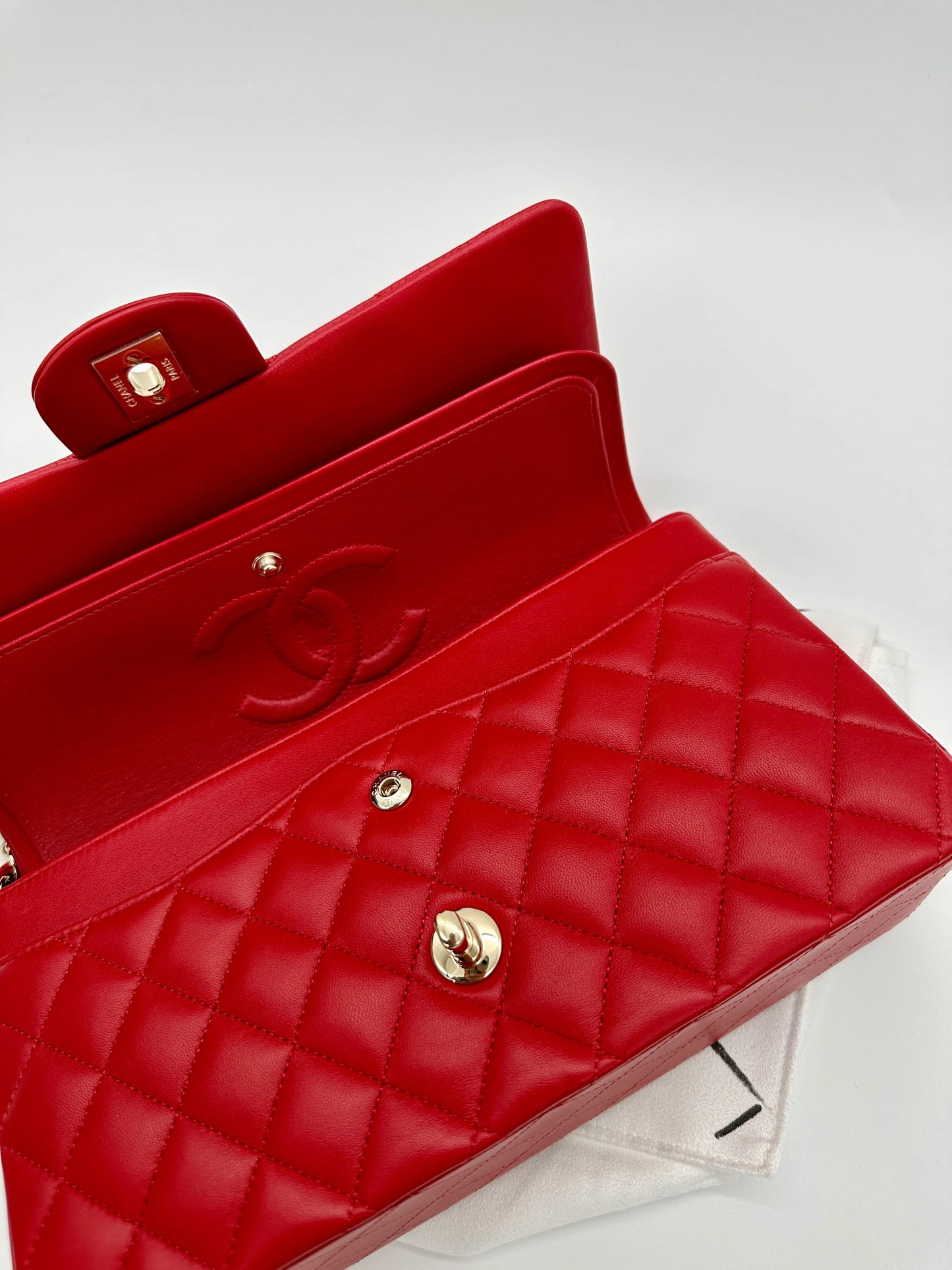 11.12 Rote Handtasche