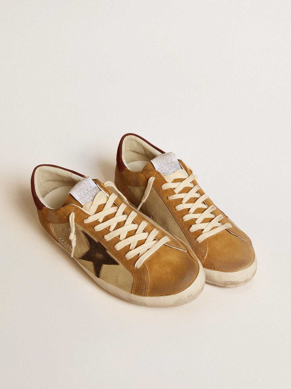 Super-Star aus beige-karamellfarbenem Wildleder mit schwarzem Stern aus Crackle-Leder