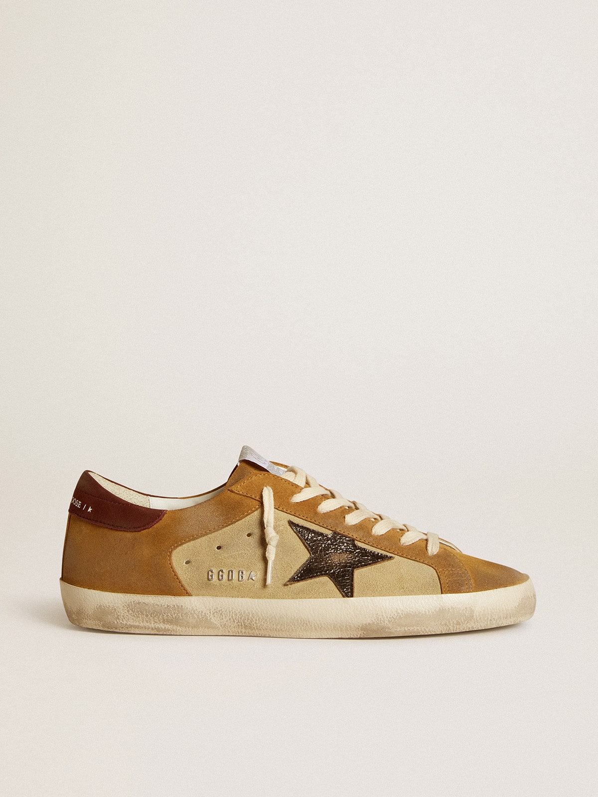 Super-Star aus beige-karamellfarbenem Wildleder mit schwarzem Stern aus Crackle-Leder