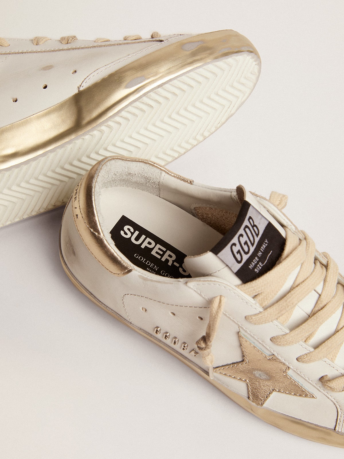 Super-Star mit goldglitzerndem Foxing und Metallnieten-Schriftzug
