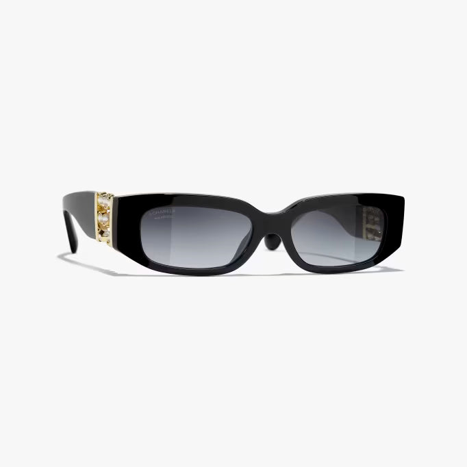 Black oval sunglasses