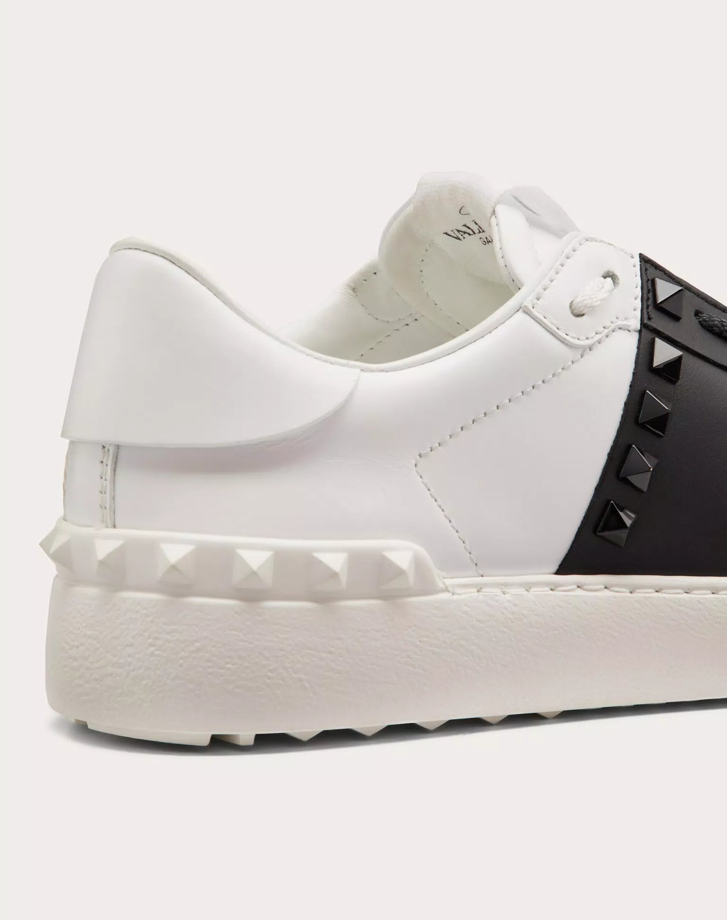 ROCKSTUD UNTITLED SNEAKER AUS KALBSLEDER MIT PASSENDEN NIETEN