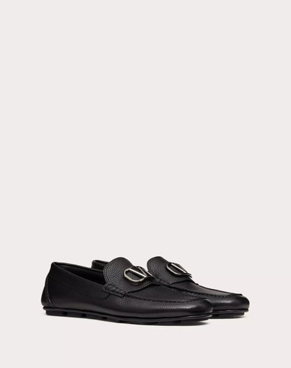 VLOGO SIGNATURE DRIVER LOAFER IN BLACK GARNET CALFSKIN