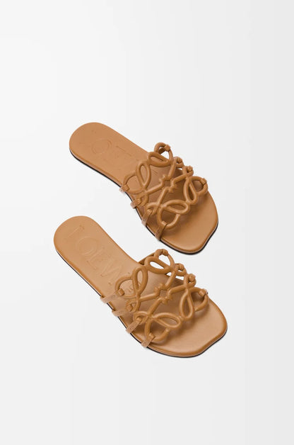 Anagram Petal Slide aus weichem Kamelleder