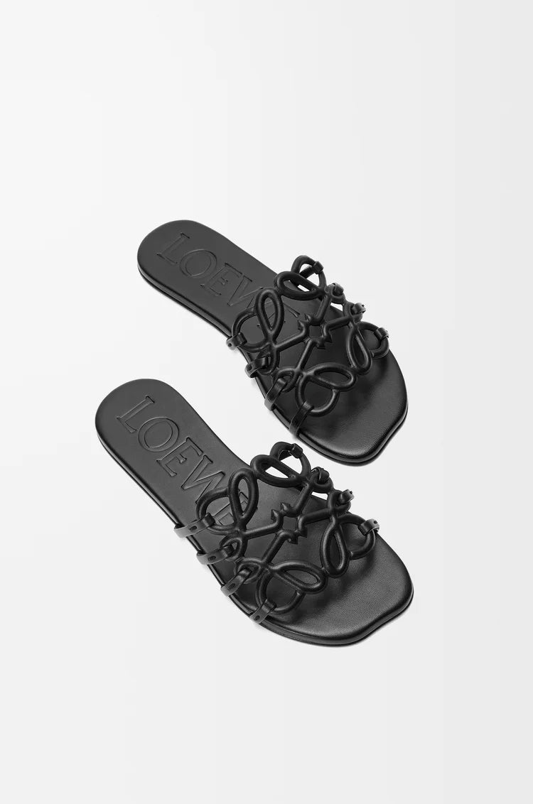 Anagram Petal Slide aus weichem schwarzem Leder