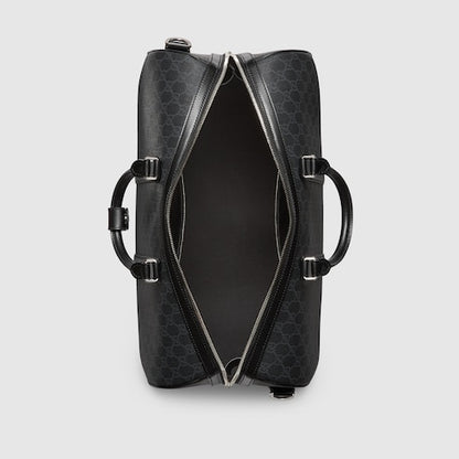 Mittelgroße schwarze GG Supreme-Reisetasche aus schwarzem GG Supreme-Stoff