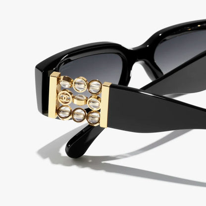 Black oval sunglasses