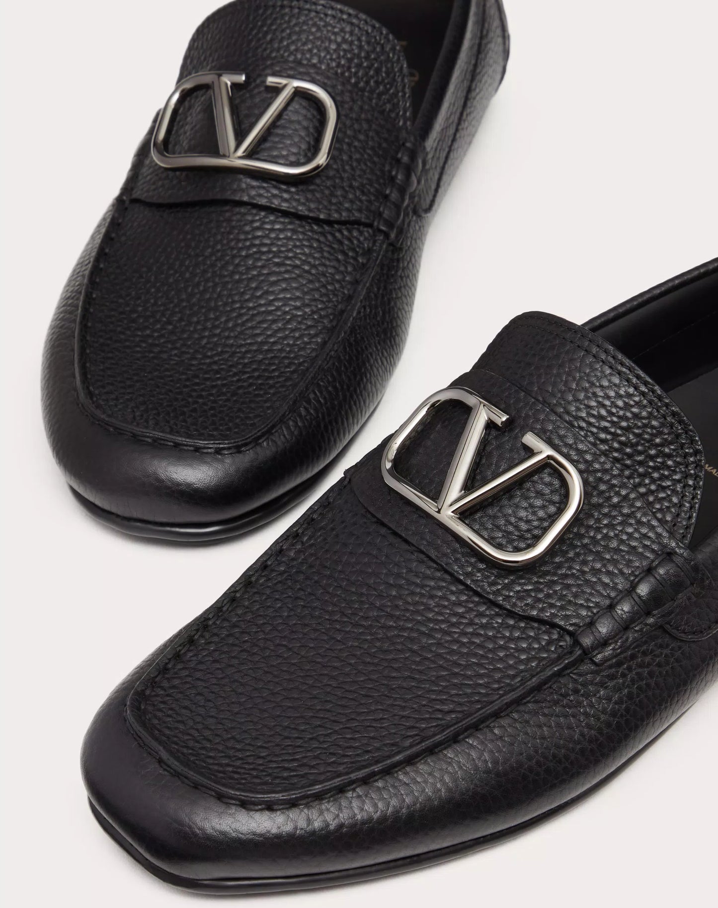 VLOGO SIGNATURE DRIVER LOAFER IN BLACK GARNET CALFSKIN
