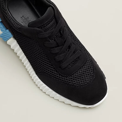 Hüpfender schwarzer Sneaker