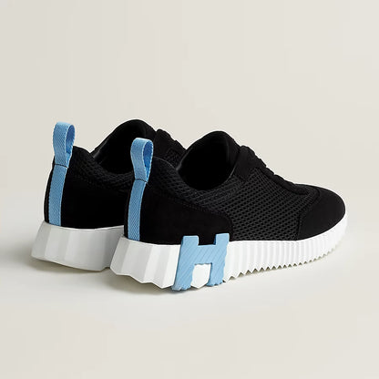 Hüpfender schwarzer Sneaker