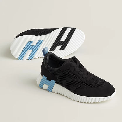 Hüpfender schwarzer Sneaker