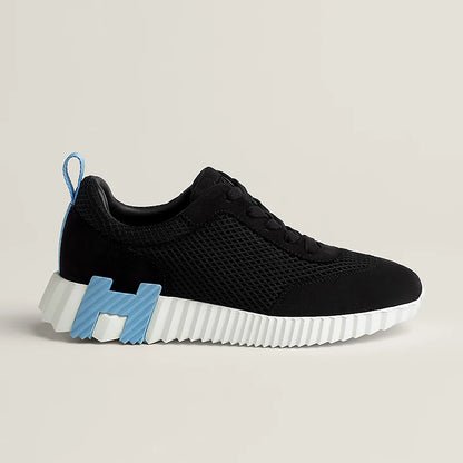 Hüpfender schwarzer Sneaker